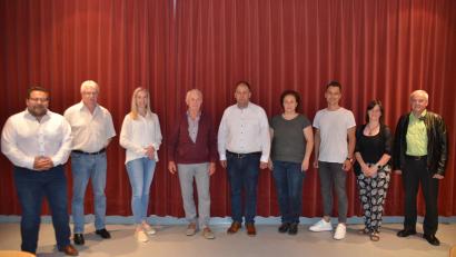 Bild: ak
Das Vorstandsteam des Fördervereins des Sonderpädagogischen Förderzentrums: Im Bild von links 
Bürgermeister Thomas Kaufmann, Kassenprüfer Wolfgang Prechtl, Schriftführerin Jasmin Heindl, Vorsitzender Alfred Schuster, Kassier Holger Hassel, SFZ-Schulleiterin Franziska Schubert, Stellvertretender Vorsitzender Bernhard Söllner, SFZ-Lehrerin Steffi Danzer und Stellvertrender Landrat Günter Kopp.