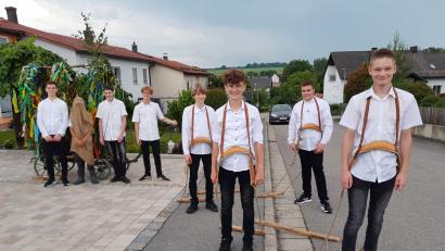 Bild: jow
Der Lintacher Pfingstlümmelwagen mit den beteiligten jungen Burschen (von links) Christian Breßling, der unbekannte Pfingstlümmel, Maximilian Birner, Christian Scharl, Andreas Forster, Phillip Breitschaft, Konrad Knorr und Samuel Koller.