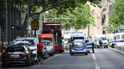 Symbolbild: Fabian Sommer
In Berlin ist gegen 10.30 Uhr ein Fahrzeug in eine Menschenmenge gefahren.