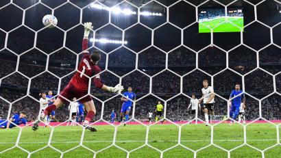 Bild: Sven Hoppe/dpa
Jonas Hofmanns (Zweiter von links) Kracher schlägt im englischen Gehäuse zur deutschen Führung ein. Keeper Jordan Pickford macht dabei nicht die glücklichste Figur.