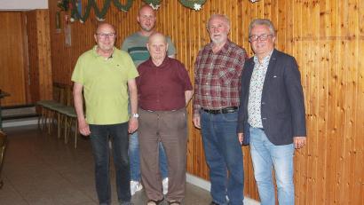 Bild: wro
Bürgermeister Toni Dutz (rechts) übernahm das Amt des Kassenprüfers. Den ESC Wiesau leitet Albert Franz (links). Unterstützt wird er von Andreas Loos, Hans Bayer und Georg Saller (von links).