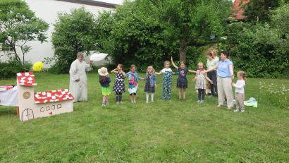 Bild: jzk
Während der Kinderchor sang, ließ Gemeindereferent Jochen Gößl (links) eine weiße Taube in die Lüfte entschweben.