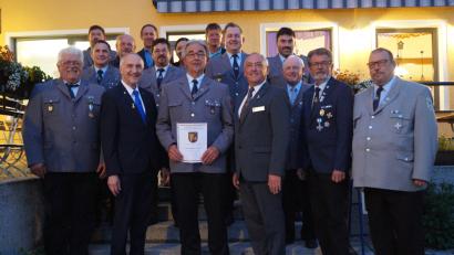 Bild: Gschrey/exb
In der Jahreshauptversammlung wurde die Vorstandschaft der Krieger- und Reservistenkameradschaft neu gewählt. Vorsitzender Josef Irlbacher erhielt eine Auszeichnung.