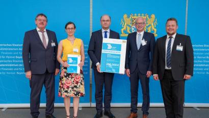 Bild: Christian Blaschka/exb
Heimat- und Finanzminister Albert Füracker (Mitte) überreicht den Förderbescheid für das „Digitale Innenentwicklungsmanagement“ an (von links) Hans-Martin Schertl (AOVE-Vorstandsvorsitzender), AOVE-Geschäftsführerin Katja Stiegler, AOVE-Sprecher Bernhard Lindner und Projektmanager Stephan Gruber.