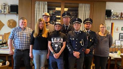 Bild: Nicole Heidenreich-Schedl/exb
Die neue Führungsriege der Feuerwehr Hermannsreuth: Im Bild (von links) Günter Janka, Julia Härtl, Thomas Grillmeier, Sascha Summerer, Christian Weigl, Manuel Gleißner, Sebastian Lode und Carina Gleißner.