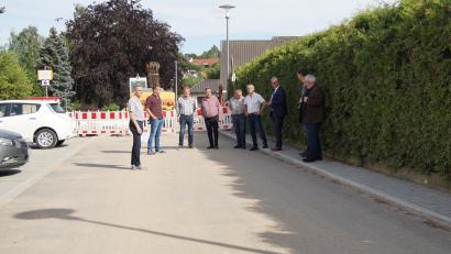 Bild: wel
Die Mitglieder des Bauausschusses besichtigten die Arbeiten an der Krankenhausstraße.