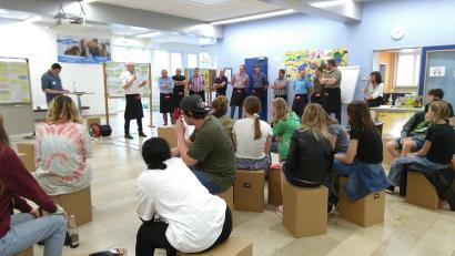 Bild: mma
Bürgermeister Bernhard Lindner (stehend, links) verspricht den engagierten Jugendlichen eine ganze Reihe von Verbesserungen, fordert sie aber auch zur Mitarbeit auf.