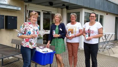 Bild: Frauenbund Herz Jesu/exb
Die Frauenbund-Delegation überbringt ihre Geschenke hier im Caritas-Haus St. Barbara.