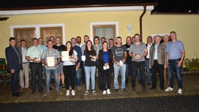 Bild: hcz
Die Kreisrinderzuchtgenossenschaft Neustadt/WN ehrte Landwirte.