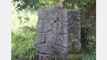 Bild: Michael Rabenhofer
Der traurige Rest des Zink'n-Marterls: Der Granitsockel ohne den Aufbau.