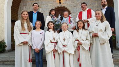 Bild: gi
Margarete Hoch (hinten, Dritte von rechts) wurde nach 42 Jahren Dienst als Mesnerin verabschiedet. Als neue Mesnerin hat sich Rita Bauer (hinten, Zweite von links) bereit erklärt. Dazu dankten und gratulierten Ortssprecher Thomas Kleber, Pfarrer Udo Klösel und Bürgermeister Armin Bulenda (von links).