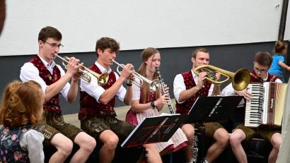 Bild: cwh
Bodenständige Musik zum Sonntagsfrühschoppen servierte die junge Truppe "In oiner Dur".