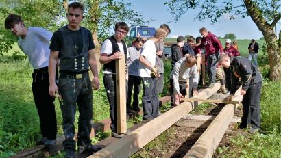 Bild: jml
Das ist Praxiseinsatz statt Schulbank. 38 angehende Schreiner und Zimmerer fertigen neuen Steg und Brücke am Kohlberger Naturerlebnisweg.
