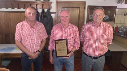 Bild: tok
Günther Liebs, Karl Schedl, Reinhard Grüner (von links) bei der Übergabe der Ernennungsurkunde.