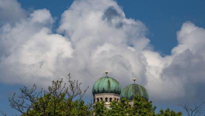 Bild: Peter Kneffel/dpa
Die Turmspitzen der Münchener Frauenkirche. Das Gutachten ging von mindestens 497 Opfern und 235 mutmaßlichen Tätern im Erzbistum München und Freising aus - und von einem weit größeren Dunkelfeld. Inzwischen haben sich weitere Betroffene gemeldet.