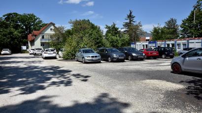 Bild: Stephan Huber
Derzeit stehen noch die Corona-Container auf dem Parkplatz an der Adalbert-Stifter-Straße. Ab April 2023 will hier der Landkreis Amberg-Sulzbach einen Neubau für fast acht Millionen Euro hinstellen.