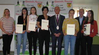 Bild: öt
Stolz präsentierten die deutschen Pokalmeister der Verbandsliga ihre Urkunden und den Pokal. Unsere Aufnahme zeigt Gemeinderätin Simone König, die Pokalsiegerinnen Emily Sischka, Antonia Schraml, Trainerin Christina Stock-Schönfelder, Bürgermeister Peter König, Emilia Schönfelder, Gemeinderat Dr. Günther Fütterer und Saskia Sacher mit dem Siegerpokal.