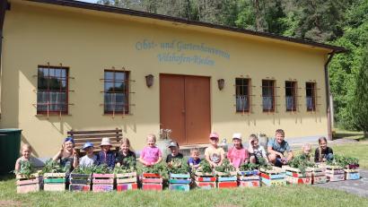 Bild: mrr
Die stolzen Nachwuchsgärtner aus Rieden und Vilshofen präsentieren ihre Pflanzkisten.