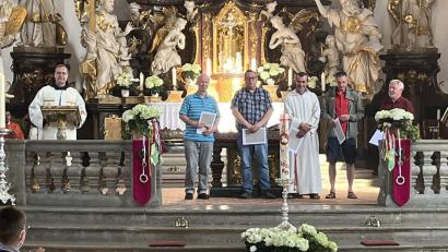 Bild: bk
Hermann Neubauer und Dieter Rittner (Zweiter und Dritter von links) wurden für ihr 50. beziehungsweise 45.Wallfahrtsjubiläum in der Basilika geehrt.