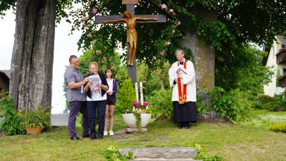 Bild: fvo
Dorfsprecher Hans Prößl, Monika Gollwitzer, Veronika Beimler und Pfarrer Norbert Götz (von links) bei der Feier am Woppenriether Dorfkreuz.