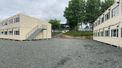 Bild: Gabi Schönberger
Nicht schön, aber zweckmäßig und individueller als eine Turnhalle. Die Containersiedlung unterhalb der Stadthalle Neustadt erwartet noch einige Möbel und dann einen neuen Schwung ukrainischer Flüchtlinge.