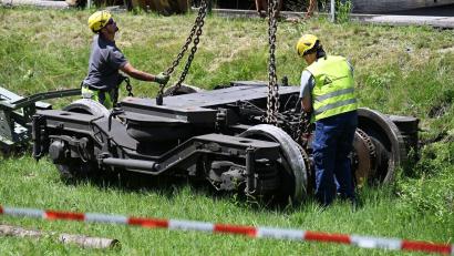 Bild: Angelika Warmuth/dpa
Ein Fahrgestell eines Zugteils wird abtransportiert.