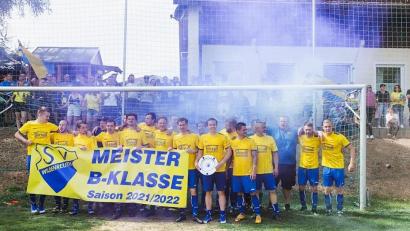 Bild: njn
Die Fußballmannschaft des Sportvereins ist Meister in der B-Klasse. Das wurde am Sportplatz ausgiebig gefeiert.