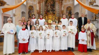 Bild: Fotostudio Hummer
Zehn Kinder feierten Erstkommunion in der Pfarrkirche Neualbenreuth. Mit im Bild (von links) Gemeindereferentin Sabine Schiml, Religionslehrerin Ulrike Richter, Karin Gleißner (Rektorin), Klassenlehrerin Lisa Lehmann, Alexandra Hecht (Klassenleitung 1/2), Mesner und Pfarrgemeinderatssprecher Wolfgang Plonner und Pfarrer George Parankimalil mit einigen Ministrantinnen und Ministranten.