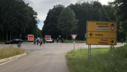 Bild: PI Sulzbach-Rosenberg
Drei Menschen wurden bei einem Unfall am Dienstagabend an der Kreuzung mit der Staatsstraße 2120 bei Speckshof verletzt.