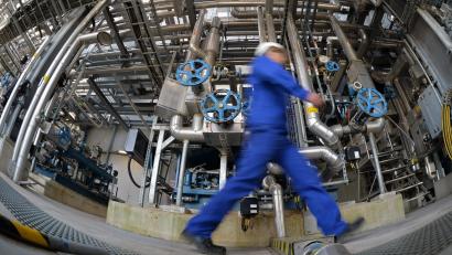 Symbolbild: Hendrik Schmidt/dpa
Überall werden händeringend Fachkräfte gesucht: egal ob in der Industrie oder im Handwerk.