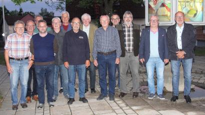 Bild: wro
Wahlen beim Gesangverein Schönhaid: Die Fäden zieht auch weiterhin Vorsitzender Erich Trottmann (Sechster von rechts). Stellvertreter bleibt Martin Worf (Dritter von rechts). Chorleiter Gottfried Hofmann, Bürgermeister Toni Dutz (von rechts) und der Vorsitzende der Sängergruppe Wiesau, Stefan Werner (Vierter von rechts), gratulierten den Gewählten.
