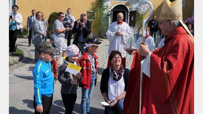 Bild: soj
Drei Vorschulkinder überraschten den Bischof mit einem Gedicht und einem kleinen Geschenk. Mit dabei Kirchenpfleger Stefan Kausler (hinten, von rechts) und Kinderhausleiterin Bianca Kastner (knieend).