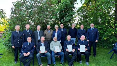 Bild: Heinz Kißler/exb
Die Geehrten sitzen bei der Feuerwehr Frauenricht in der ersten Reihe (von links) neben Vorstand Roland Weismeier, Klaus Rast, Erwin Schaller, Fritz Pschierer und Walter Kummer. Hinten von links sind Schriftführer Heinz Kißler und Kommandant Thomas Weismeier, sowie (rechts, hinten) stellvertretender Kommandant Thorsten Kloppmann zu sehen.