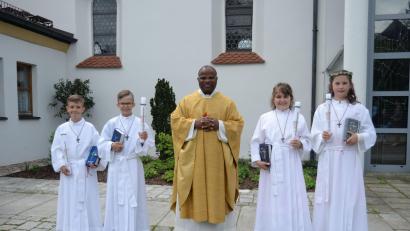 Bild: Andreas Brückmann
Vier Kinder empfangen in Etsdorf ihre Erstkommunion. Den Gottesdienst zelebriert Pfarrer Moses Gudapati.