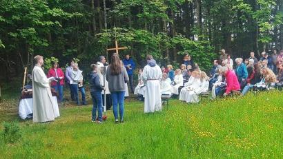 Bild: ld
Viele Gläubige nahmen an der gemeinsamen Maiandacht auf dem Hainberg und der anschließenden Straßensegnung teil.