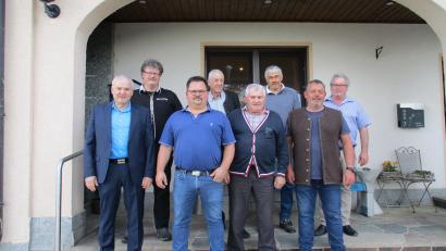 Bild: Gemeinde Kulmain/exb
Jagdvorsteher Alois Albersdörfer (vorne, Zweiter von links) mit Vorstandsmitgliedern und Bürgermeister Günter Kopp (links).