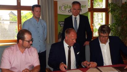 Bild: e
Besiegelten per Kooperationsvertrag den Start in die digitale Zukunft der Stadt Schnaittenbach (vorn, von links): Markus Jobst, Bürgermeister Marcus Eichenmüller und Jürgen Hernichel (Köln; hinten (von links): Sebastian Krysa , Breitbandberater Bayern und Landtagsabgeordneter Harald Schwartz.