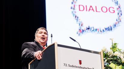 Bild: Matthias Balk/dpa
Bernd Posselt, Sprecher der Sudetendeutschen Volksgruppe, – hier bei seiner Rede in Hof – stellte in Franzensbad sieben Thesen vor, "um die Beziehung zwischen Deutschen und Tschechen auch in Zukunft weiter zu verbessern".