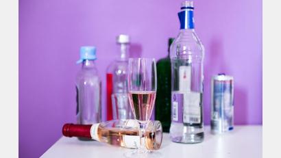 Bild: Silas Stein/dpa/Symbolbild
„Alkohol ist deutlich gefährlicher als Cannabis“, sagt die Bundespsychotherapeutenkammer.