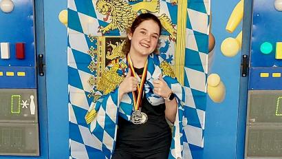 Bild: Habenicht/exb
Daumen hoch! Sarah Brunner aus Sulzbach-Rosenberg freut sich über ihre zwei Silbermedaillen bei den deutschen Meisterschaften im Kegeln.