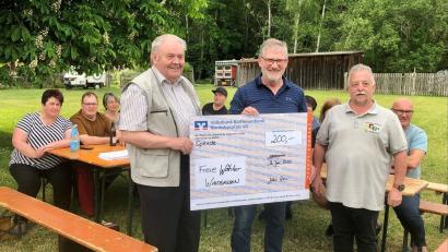Bild: Freie Wähler Waldsassen/exb
Einen Scheck des Freie-Wähler-Ortsverbands Waldsassen über 200 Euro für die Ukraine-Hilfe überreichten Kassier Konrad Rosner und Vorsitzender Johann Wurm (von links) an Michael Filchner, den stellvertretenden Vorsitzenden der Reservistenkameradschaft Waldsassen.
