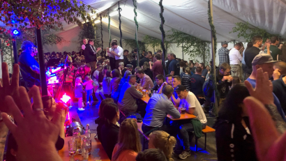 Bild: gi
Das Dorffest in Ödpielmannsberg ist nach zwei Jahren Pause wieder ein voller Erfolg. Super Stimmung herrscht am Abend im Zelt.