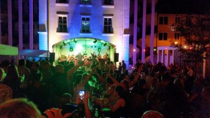 Archivbild: Musikverein Waldsassen/exb
Eine Schlagerparty im Rathaushof in Waldsassen – so wie es sie zuletzt 2019 gab – soll am 2. Juli für Stimmung sorgen.