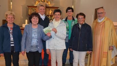 Bild: jr
Mit einer Spende über 500 Euro unterstützt der Frauenbund Mitterteich den Unterhalt des Josefsheims. Bei der Übergabe in der Stadtpfarrkirche mit dabei waren (von links) Isabella Meierhöfer, Rita Thoma, Ursula Fröhlich, Mesnerin Helga Weiß, Elfriede Dotzauer, Vorsitzende Stilla Schuller und Pfarrer Anton Witt.