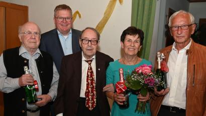 Bild: gf
Karl Biehler, Oberbürgermeister Michael Cerny, Günter Ogrzall, Maria Sperber und Helmut Sperber (von links) rückten beim Festabend besonders in den Blickpunkt beim Skat- und Romméclub.