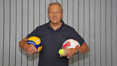 Archivbild: Spies/exb
Früher Fußballer, zwischendrin auch mal Tennistrainer und in den vergangenen Jahren "Macher" im Volleyball: Gerd Spies hält symbolisch einen Volleyball, Tennisball und einen Fußball.
