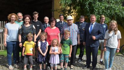 Bild: jr
Seinen 80. Geburtstag feierte Konrad Beer (Mitte, mit Hut). Dazu gratulierten neben der Familie auch eine Abordnung der Feuerwehr Großensterz und Bürgermeister Stefan Grillmeier (Dritter von rechts).