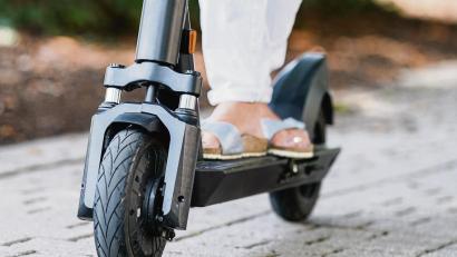 Symbolbild: agentur_dpa
Mit dem E-Scooter auf öffentlichen Flächen unterwegs sein darf nur, wer ein Versicherungskennzeichen angebracht hat.