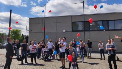 Bild: Ulrike Meixner
Beim Neugeborenen-Empfang ließ man Luftballons mit guten Wünschen in den Himmel steigen.
