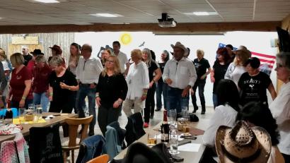 Bild: rha
Tanzend feiern die "Happy Free Liners" bis in die Morgenstunden das fünfjährige Bestehen ihrer Vilsecker Line-Dance-Gruppe.